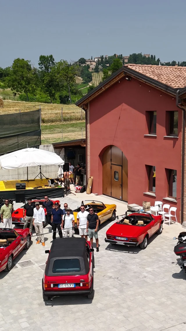 Oggi i nostri ospiti ci hanno stupito con un ingresso di gran classe, fortunatamente abbiamo avuto la possibilità di riprenderli col drone: quando si dice avere un colpo di fortuna 😃

Grazie ad @affrescoevents e alle meravigliose auto di @hr_tours